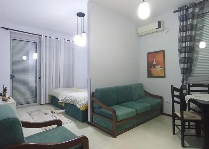 Center * Τίρανα