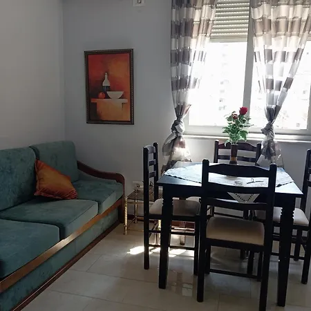 Center アパート ティラナ